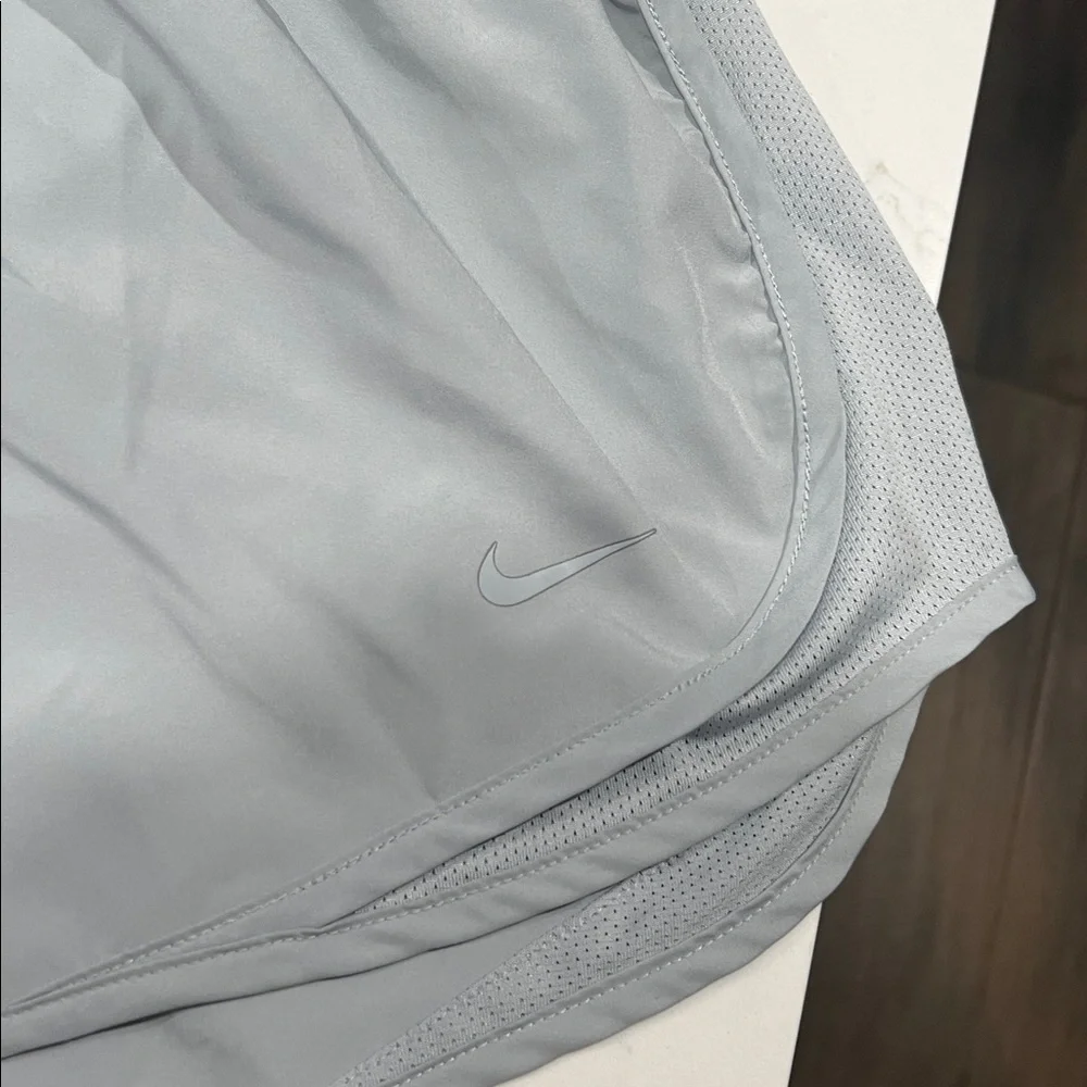 Nike Women's Light Gray Athletic Shorts Size M - Picture 2 of 6